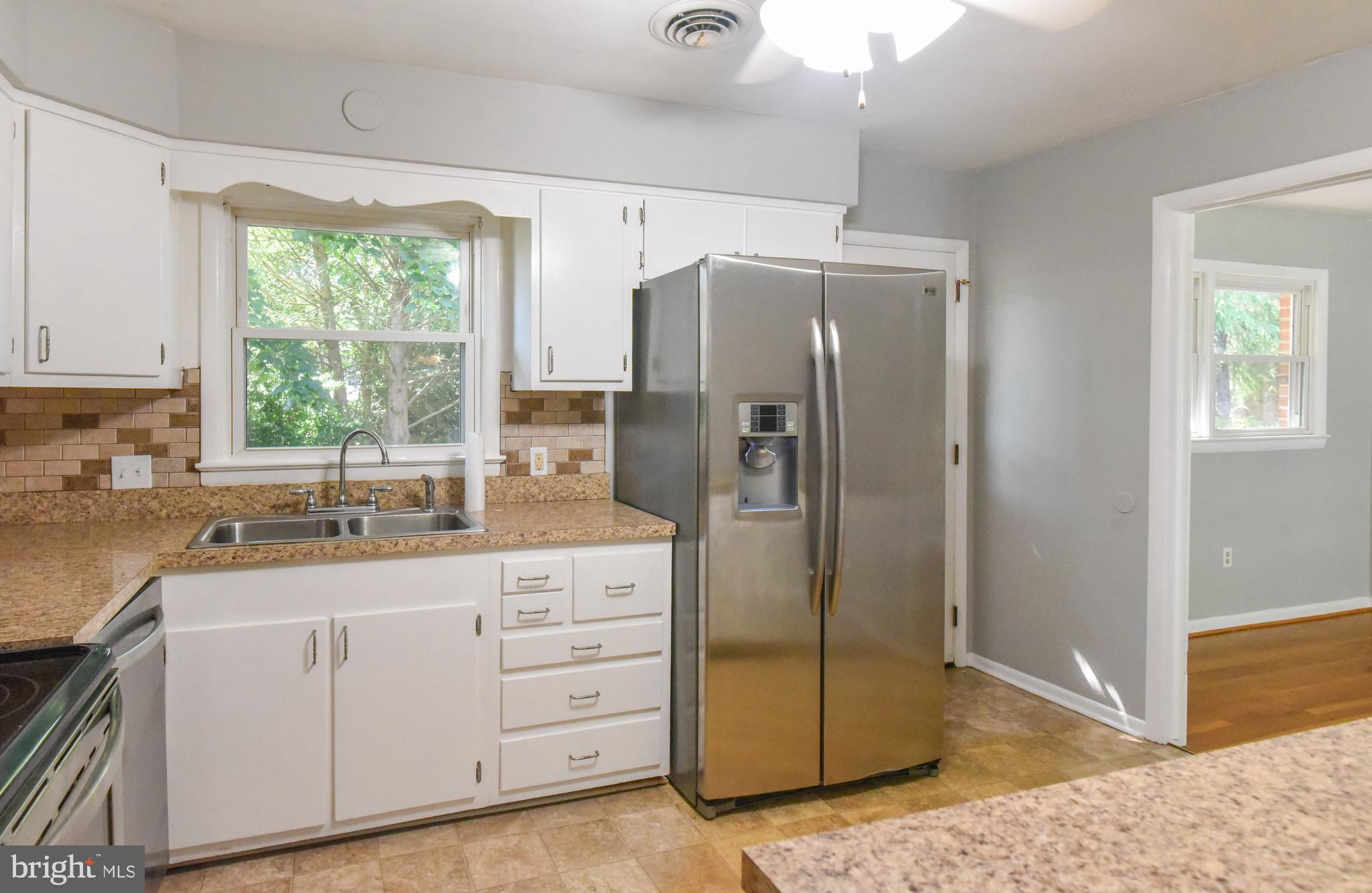 820 Riverside Drive Salisbury, MD 21801 - Photo 8 of 31 Refrigerator with water and ice!