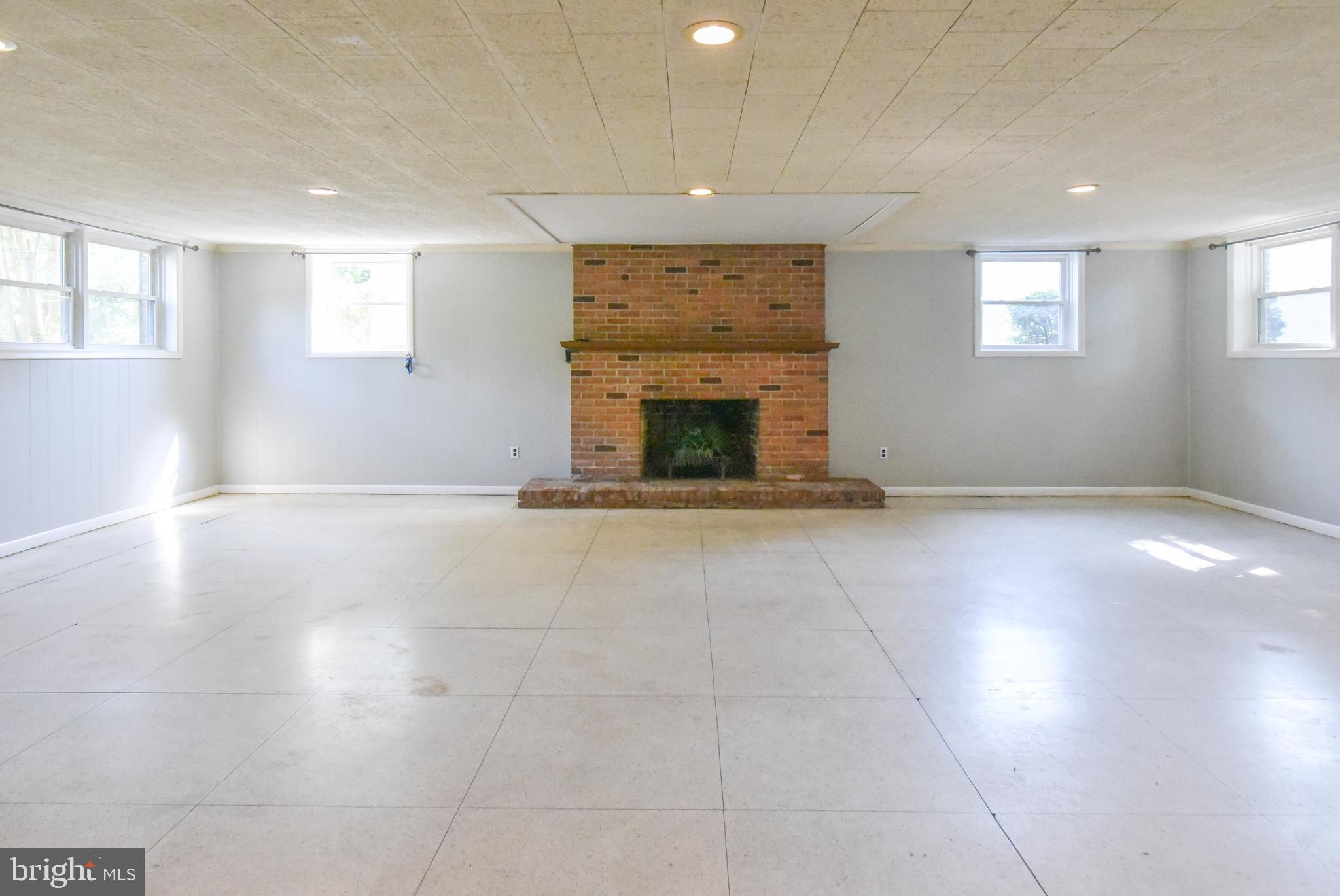 820 Riverside Drive Salisbury, MD 21801 - Photo 10 of 31 Rec Room with fire place!