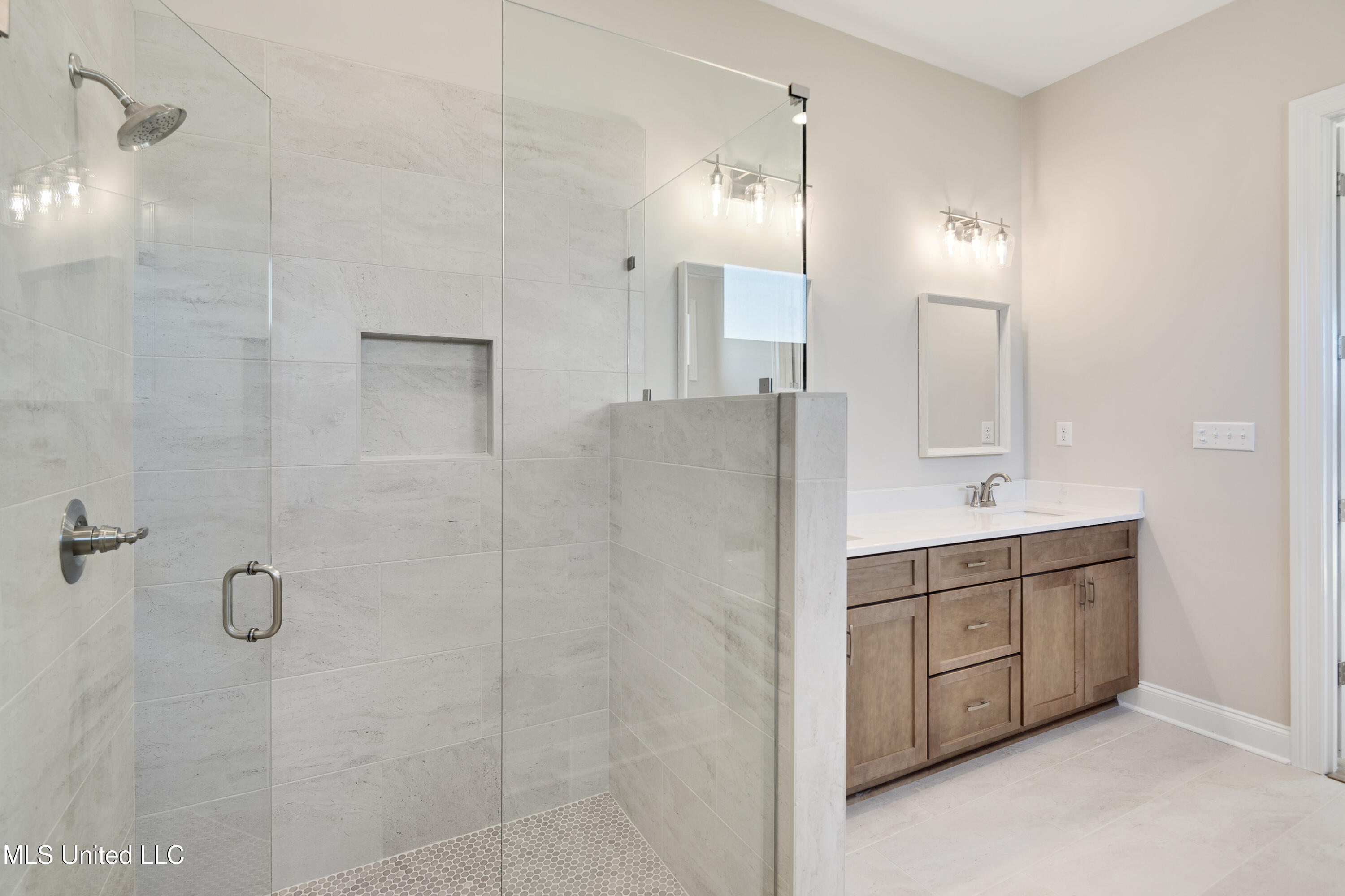 2327 Livingston Way Hernando, MS 38632 - Photo 15 of 37 Primary Bath