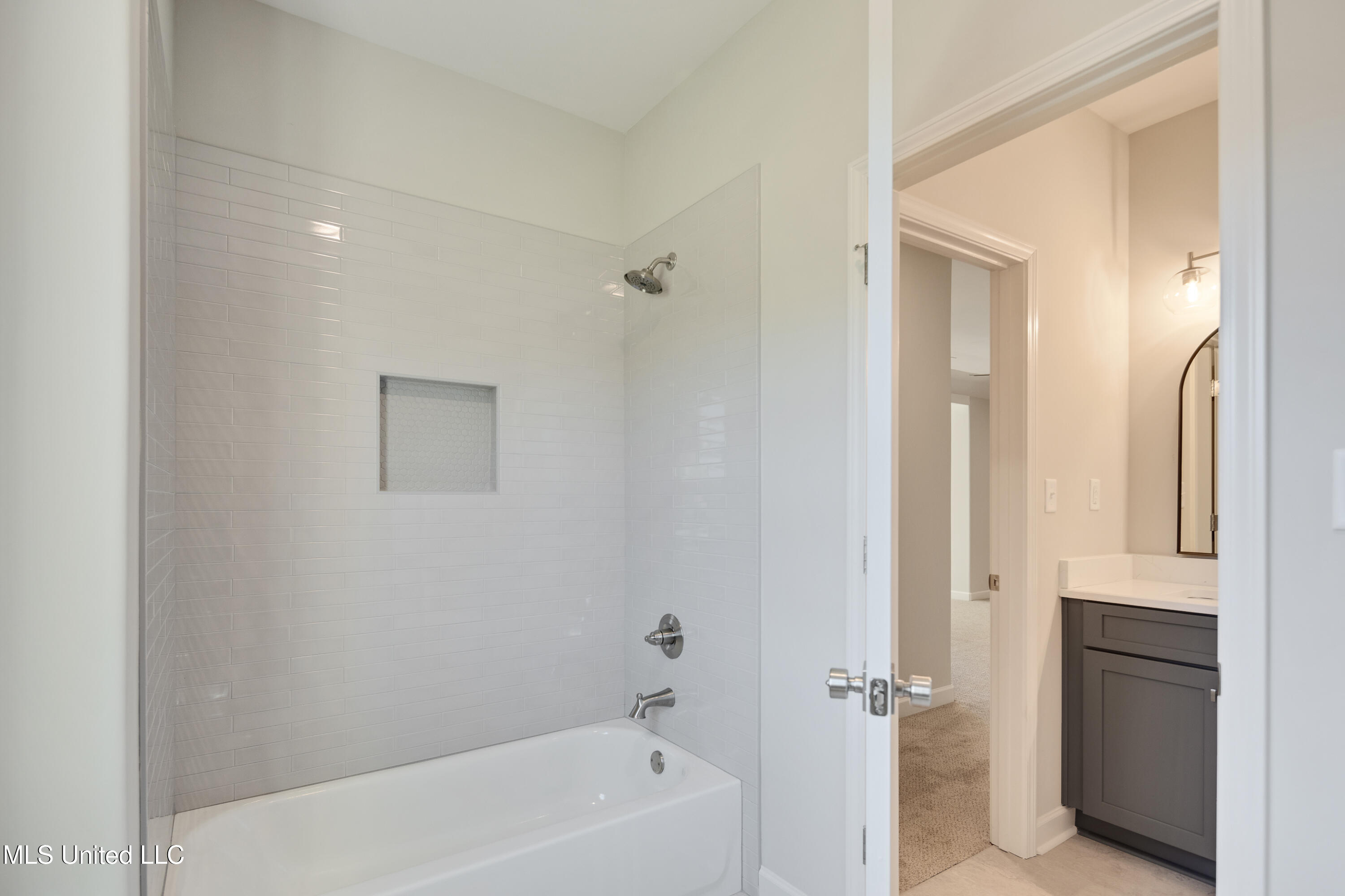 2327 Livingston Way Hernando, MS 38632 - Photo 28 of 37 Jack and Jill Bath