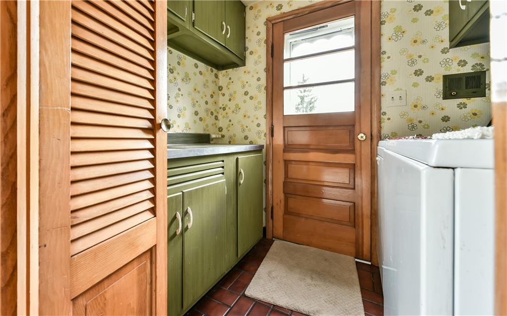3891 Anderson Road Gibsonia, PA 15044 - Photo 10 of 22 Laundry/Mud room with separate side entrance.