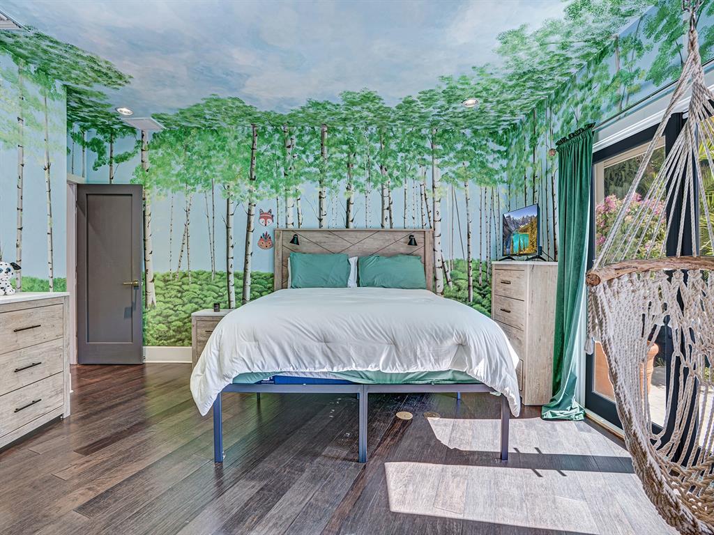 1609 Hampton Court Safety Harbor, FL 34695 - Photo 19 of 78 a view of a patio with table and chairs with wooden floor and fence