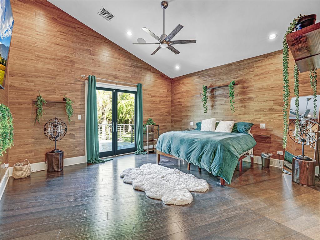 1609 Hampton Court Safety Harbor, FL 34695 - Photo 23 of 78 a bedroom with a bed and a table