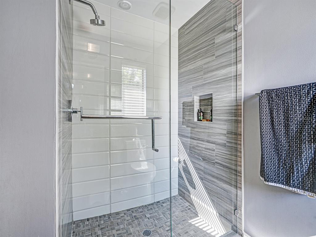 1609 Hampton Court Safety Harbor, FL 34695 - Photo 70 of 78 a bathroom with a shower