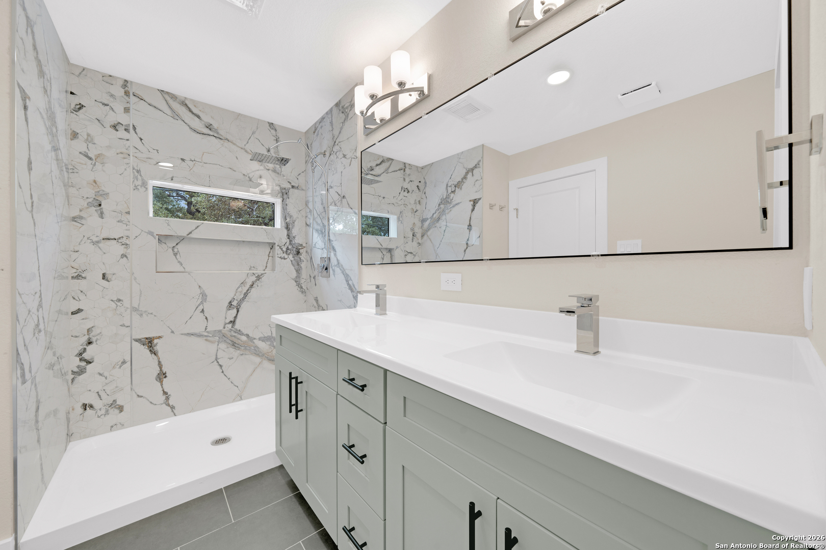 11710 Vance Jackson Road, Unit 702 San Antonio, TX 78230 - Photo 20 of 25 a bathroom with a bathtub and a sink