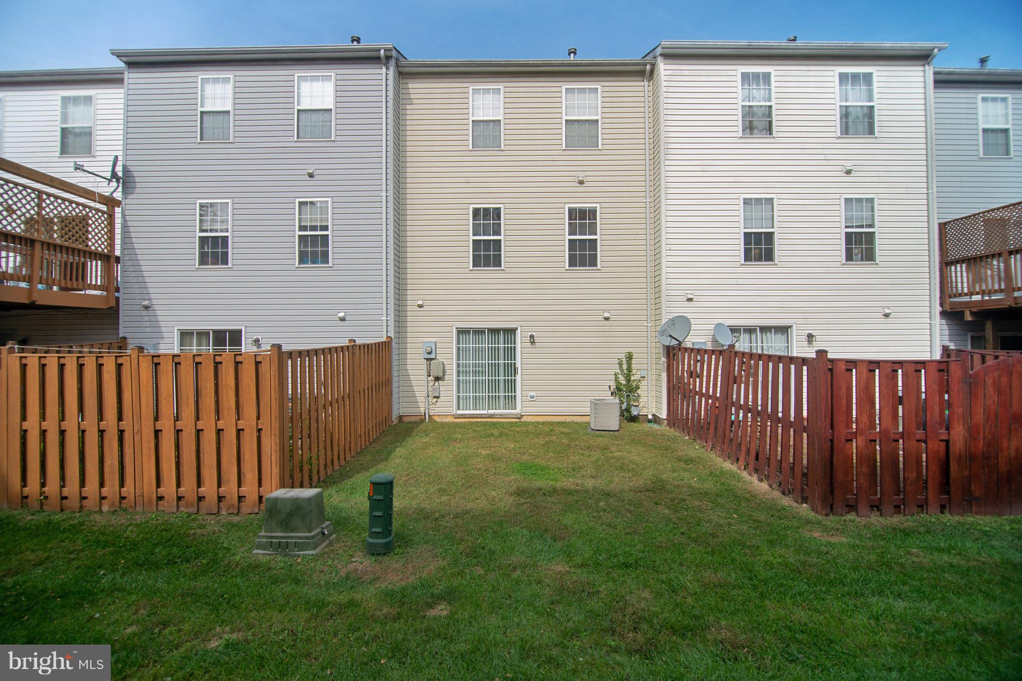 7311 Gateside Place Springfield, VA 22150 - Photo 30 of 30 a backyard of a house with lots of green space