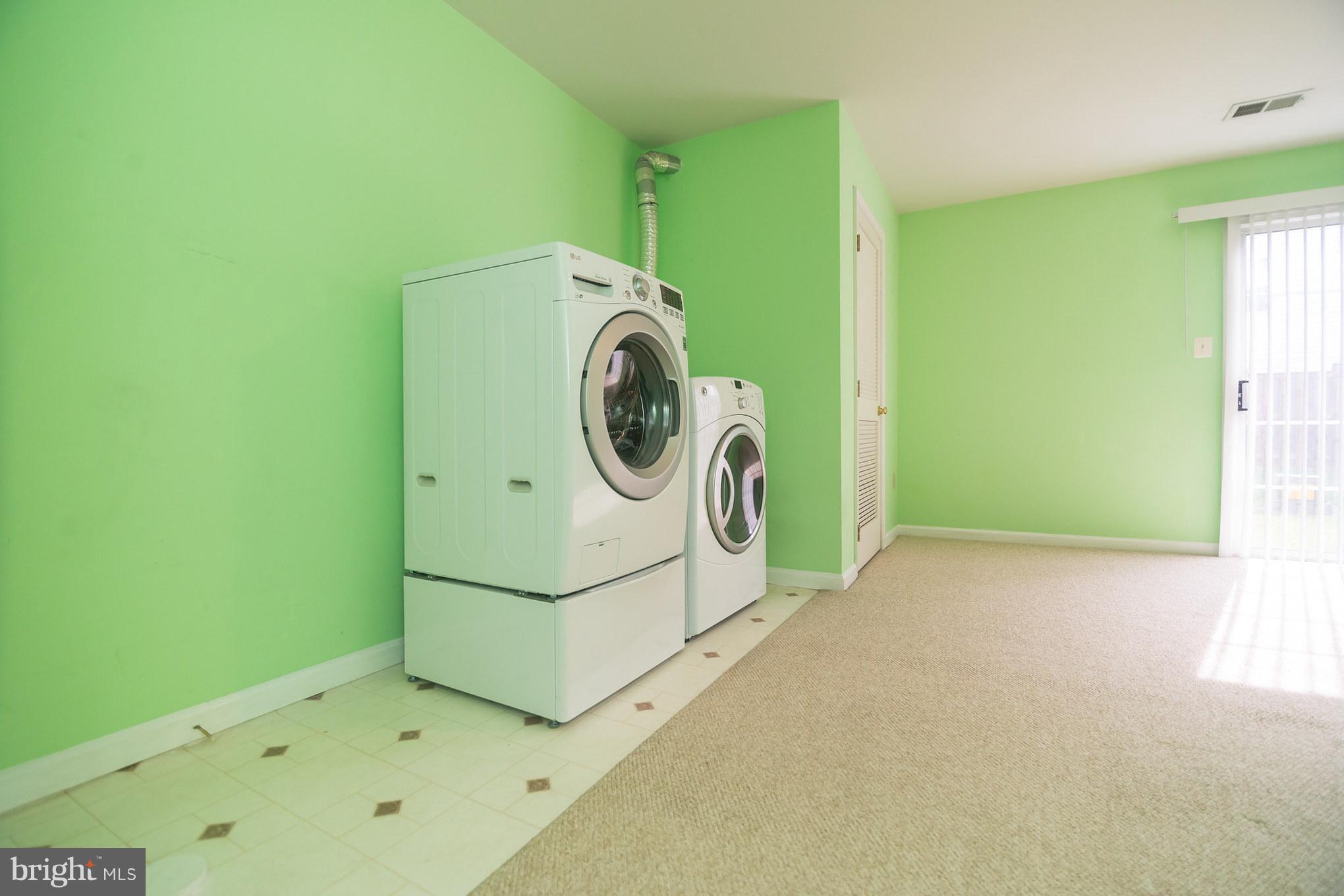 7311 Gateside Place Springfield, VA 22150 - Photo 8 of 30 a utility room with dryer and washer