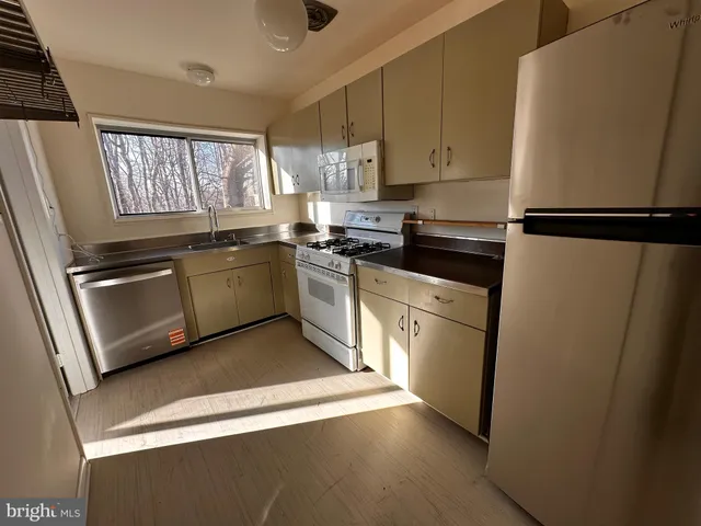 $2,400 | 10619 Montrose Avenue, Unit 202, Bethesda, MD 20814