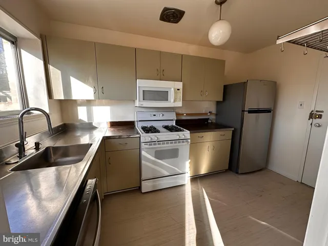 $2,400 | 10619 Montrose Avenue, Unit 202, Bethesda, MD 20814