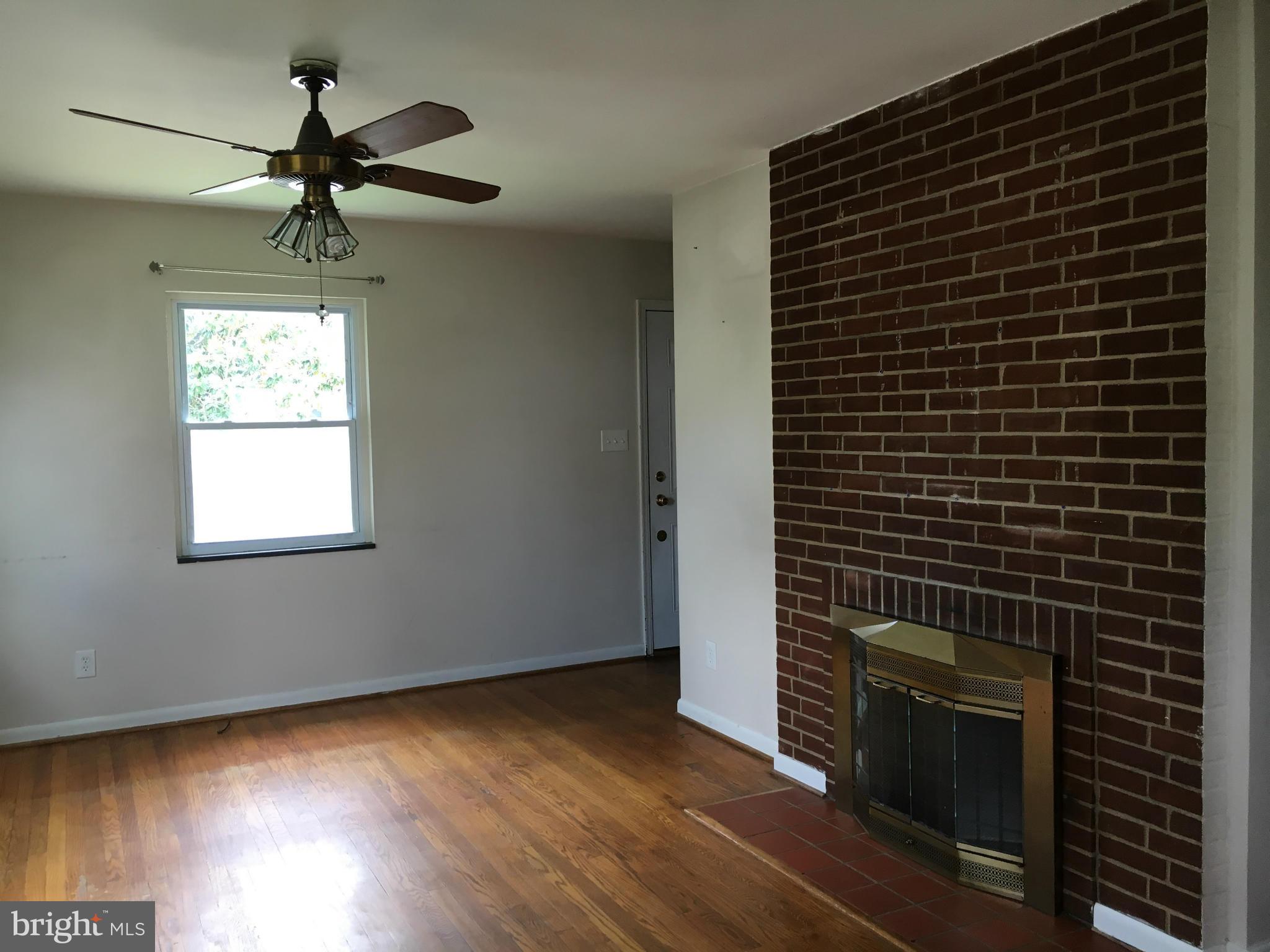8425 Rugby Road Pasadena, MD 21122 - Photo 5 of 30 Living Room