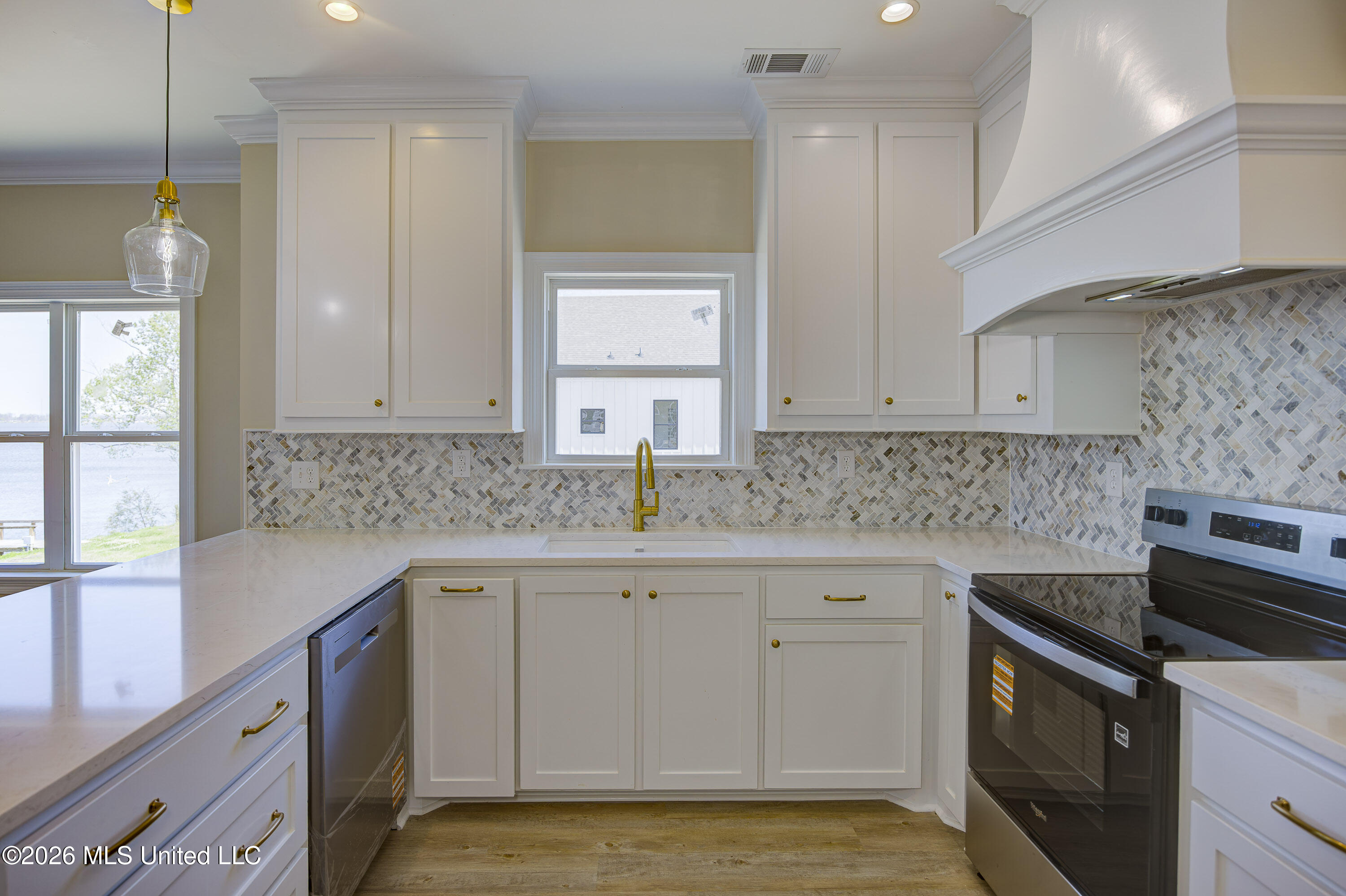 2410 Eagle Lake Shore Road Vicksburg, MS 39183 - Photo 13 of 55 Open Kitchen 1