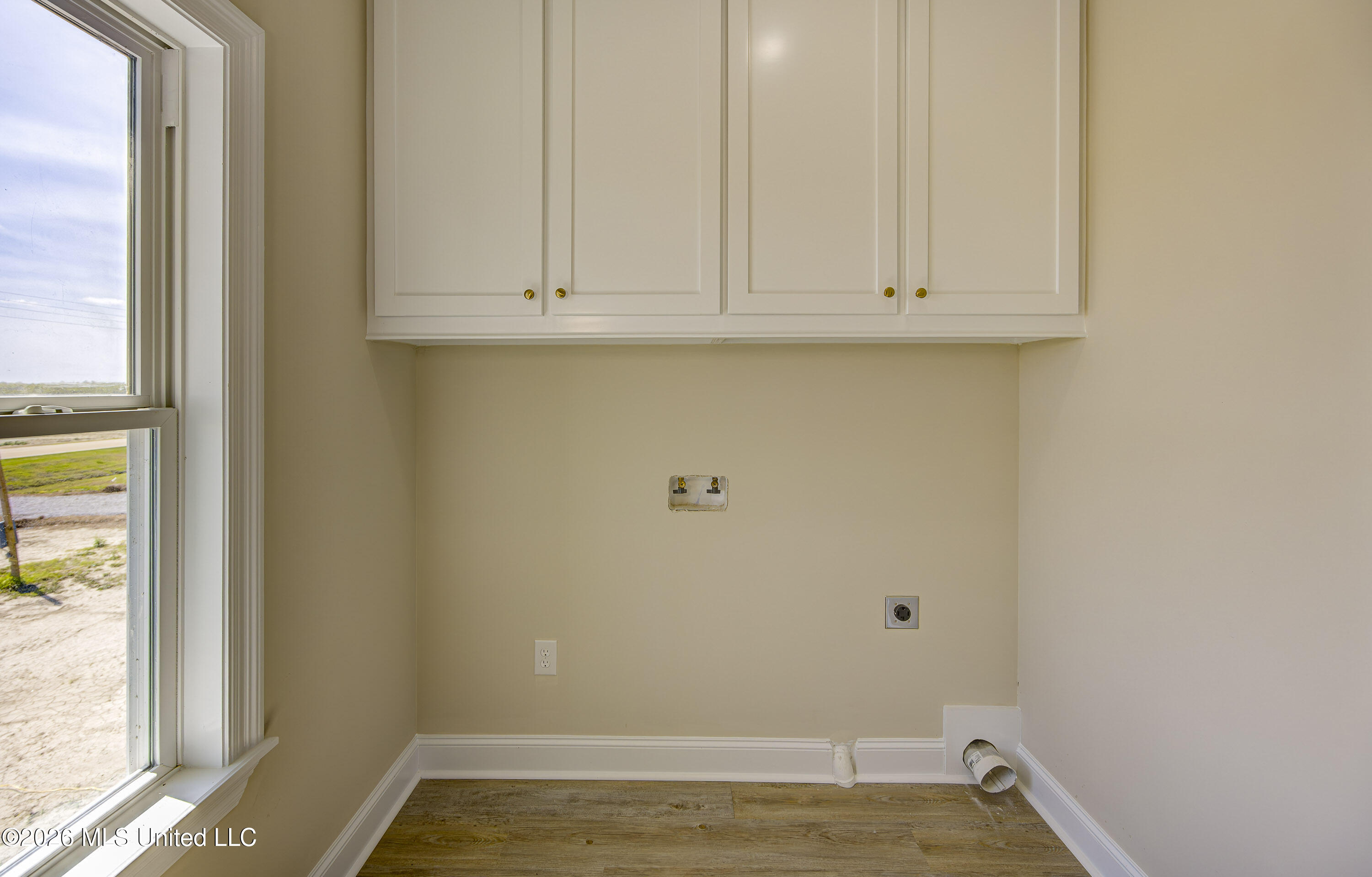 2410 Eagle Lake Shore Road Vicksburg, MS 39183 - Photo 17 of 55 Laundry Room
