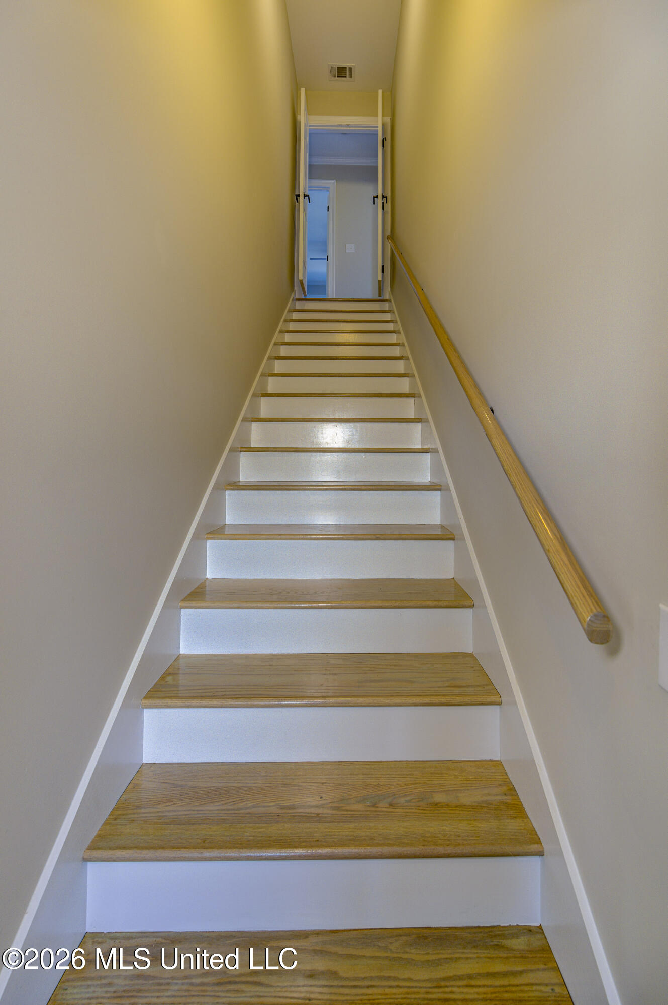 2410 Eagle Lake Shore Road Vicksburg, MS 39183 - Photo 27 of 55 Stairway to Second Floor