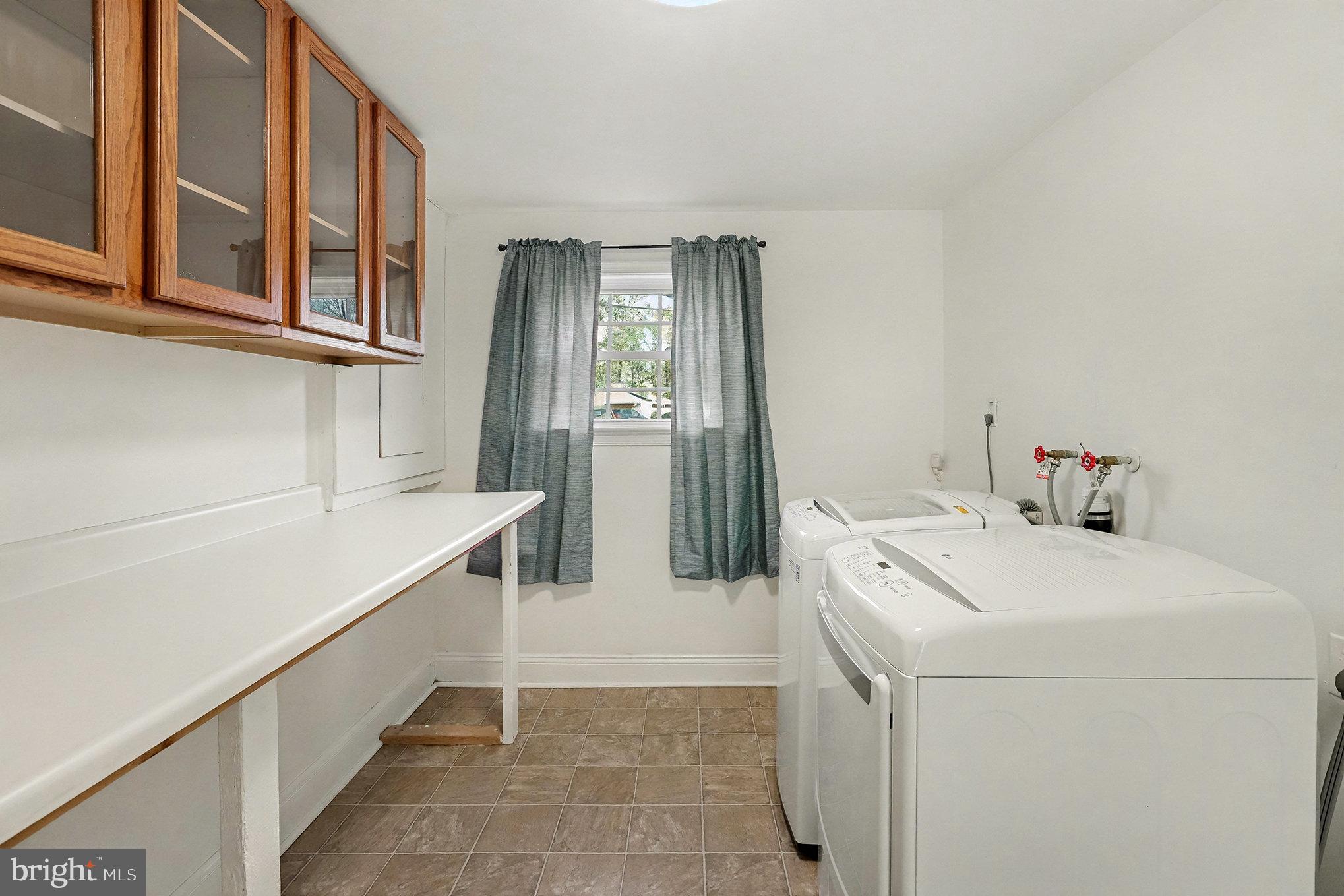 18316 Cabin Road Triangle, VA 22172 - Photo 30 of 42 a utility room with dryer and washer