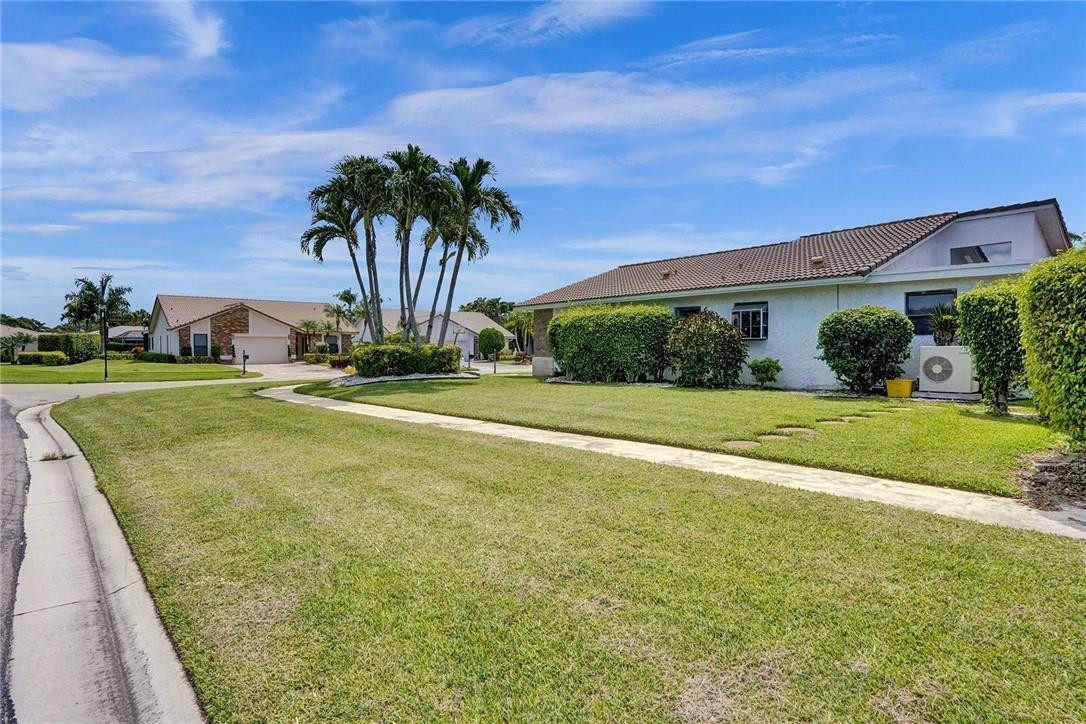 10066 Camelback Lane Boca Raton, FL 33498 - Photo 26 of 34 a view of building with yard