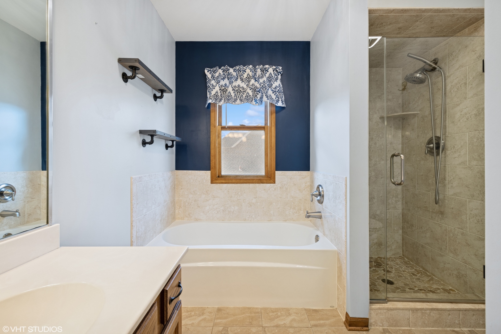1177 Dovercliff Way Crystal Lake, IL 60014 - Photo 17 of 32 a bathroom with a bathtub and a shower
