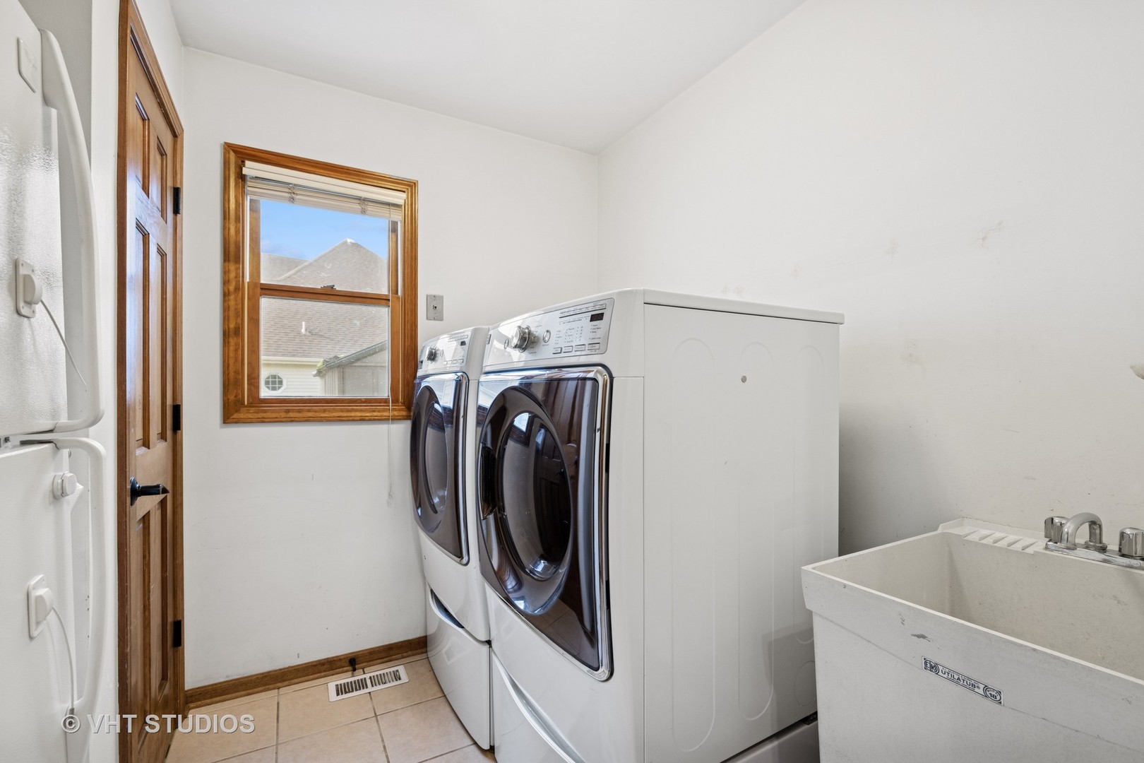 1177 Dovercliff Way Crystal Lake, IL 60014 - Photo 22 of 32 a utility room with dryer and washer