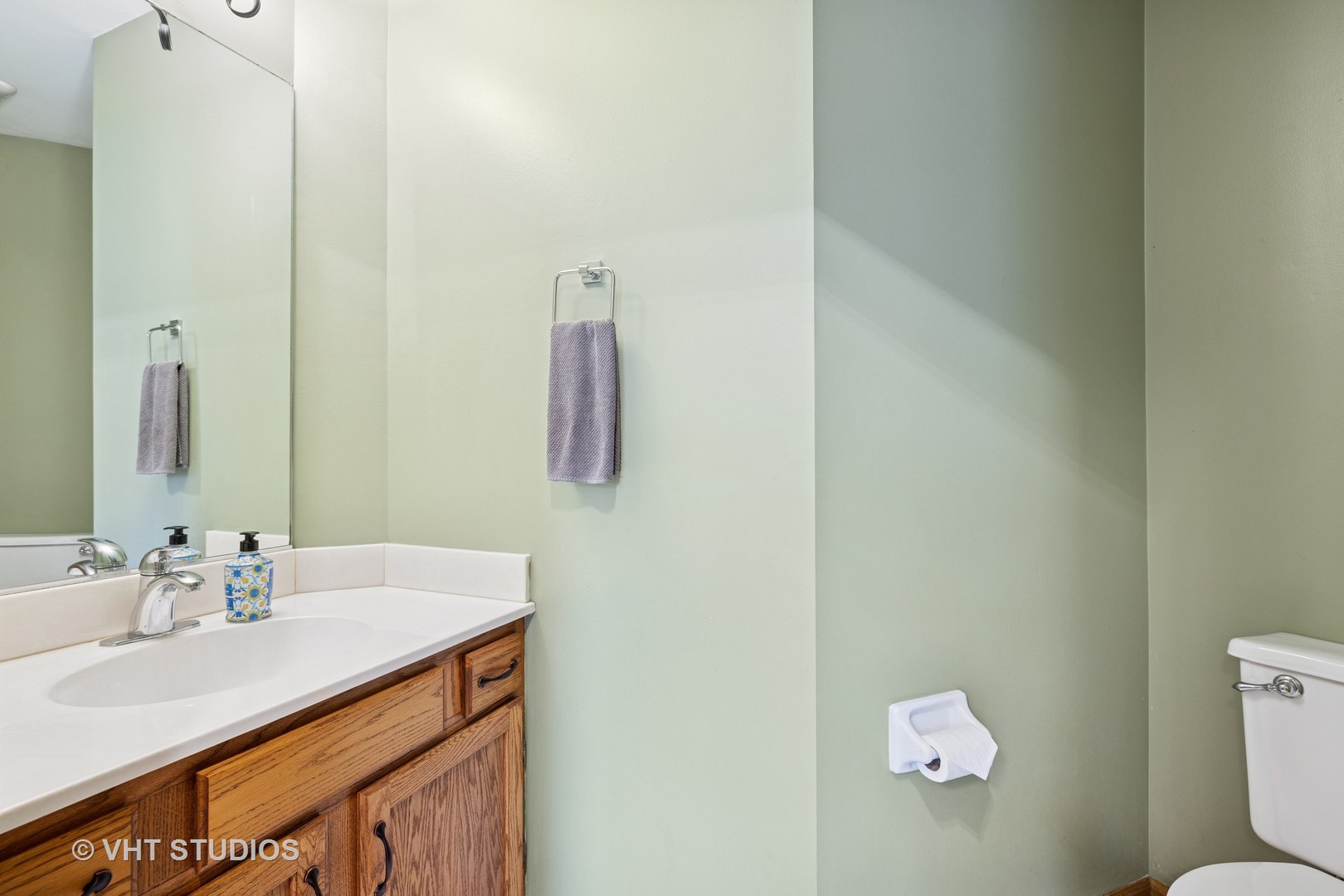 1177 Dovercliff Way Crystal Lake, IL 60014 - Photo 23 of 32 a bathroom with a sink and a mirror