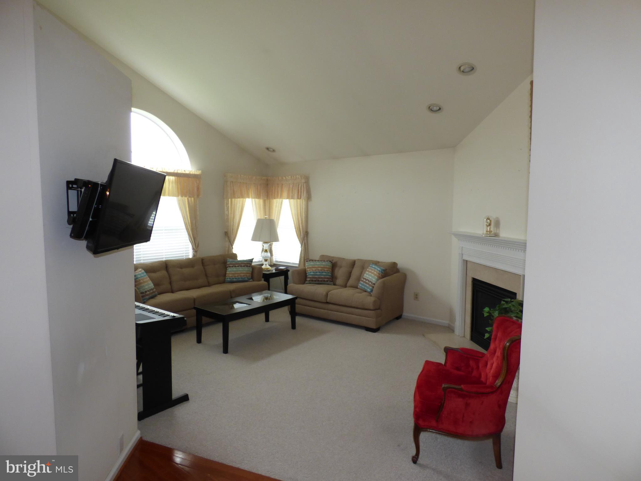 33 Longcross Road Royersford, PA 19468 - Photo 7 of 22 Living Room