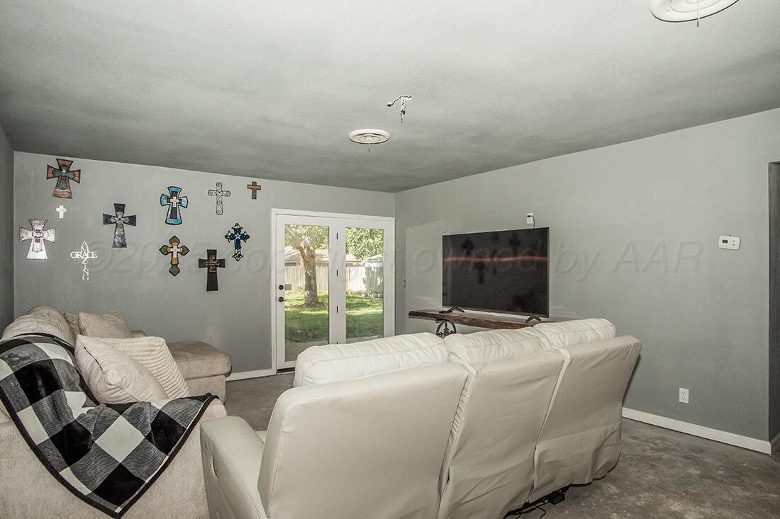 4206 Arden Road Amarillo, TX 79110 - Photo 6 of 24 a bedroom with bed and window