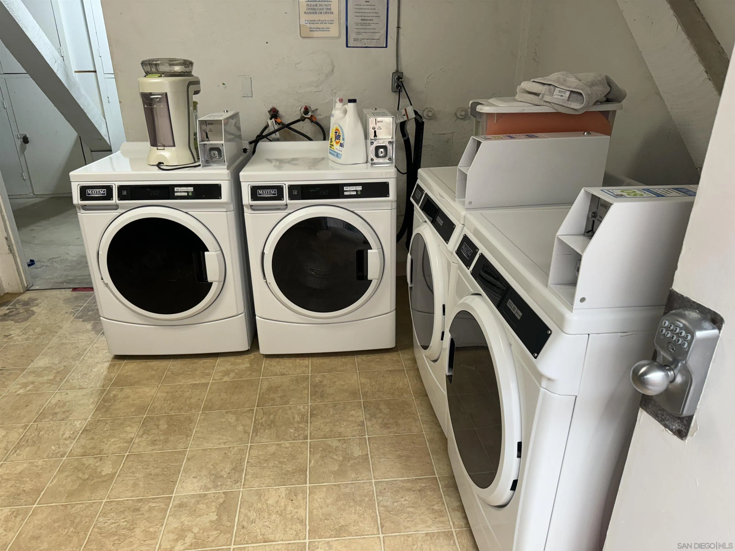 215 Bonair Street, Unit 8 La Jolla, CA 92037 - Photo 16 of 17 a utility room with dryer and washer