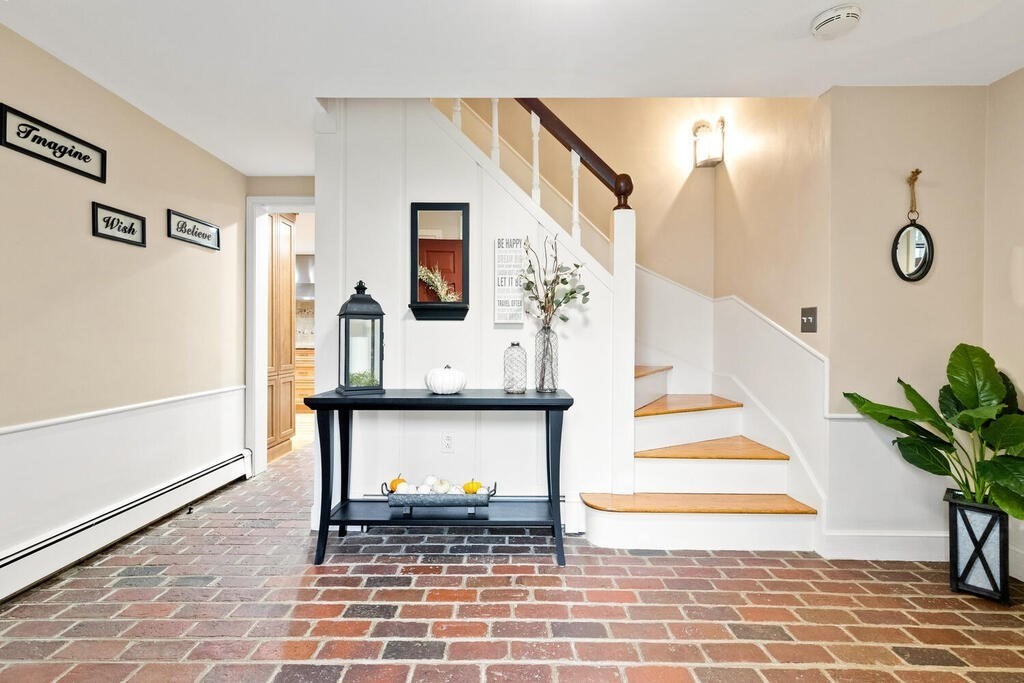 24 Robin Road Lynnfield, MA 01940 - Photo 2 of 42 Gallery Image 2