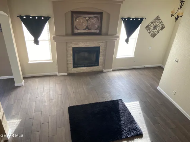 a view of a back yard