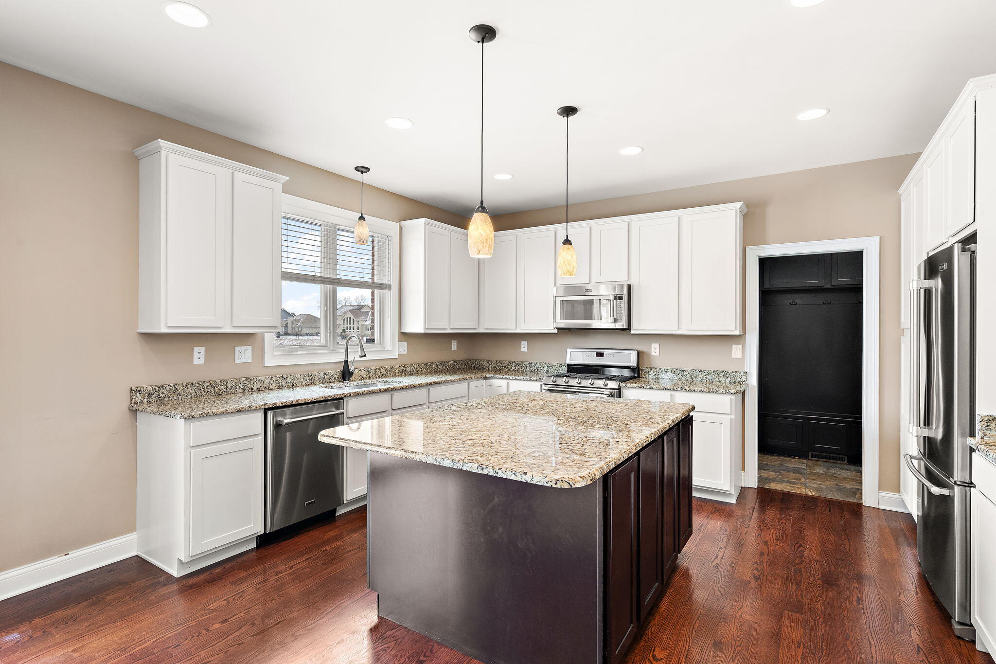 10057 New Devon Street Munster, IN 46321 - Photo 9 of 39 2048x1365