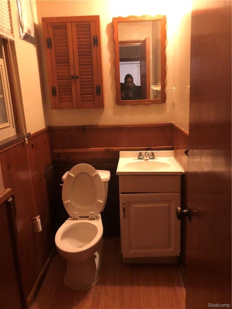 11169 Balfour Road Detroit, MI 48224 - Photo 12 of 13 11169 BALFOUR BATHROOM.JPG
