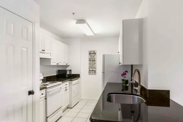 $4,000 | 2040 Greenview Shores Boulevard, Unit 203, Wellington, FL 33414