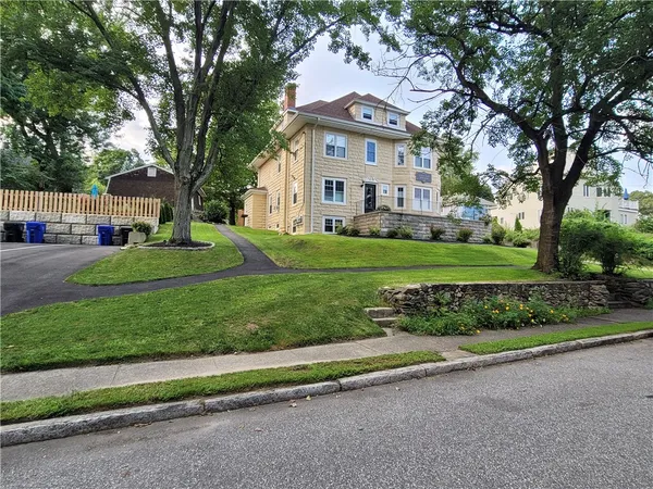 $2,200 | 141 Bourne Avenue, Unit 3, East Providence, RI 02916