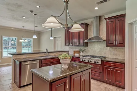 $1,050,000 | 11062 North Hidden Oaks, Conroe, TX 77384