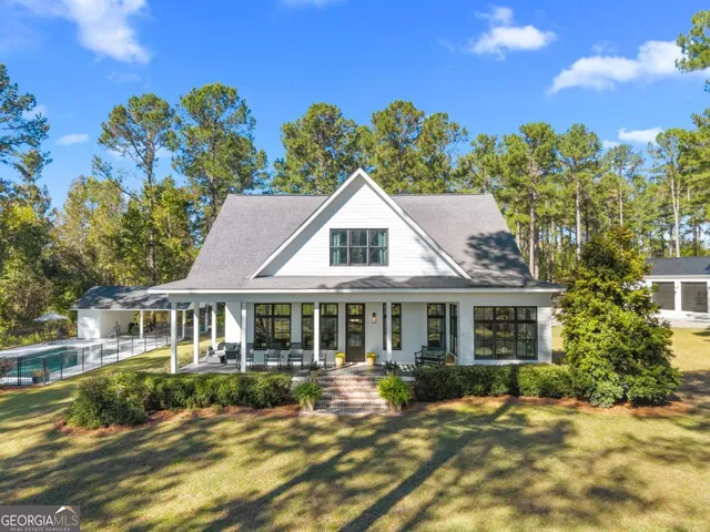 a view of a yard in front of house