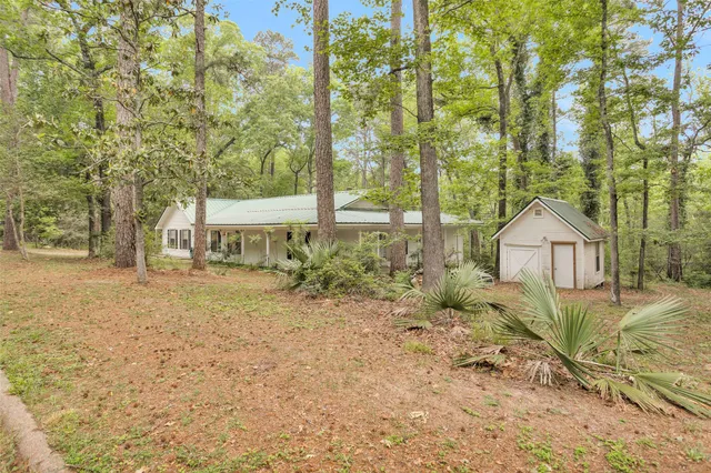 a view of backyard of the house