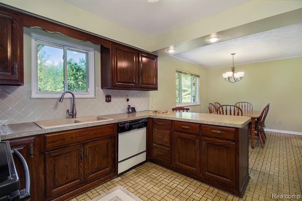 2320 Beck Road Howell, MI 48843 - Photo 7 of 37
