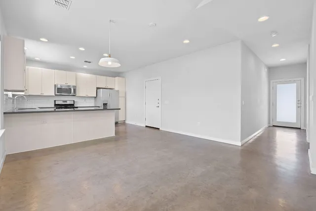 $2,600 | 301 West Stassney Lane, Unit 7, Austin, TX 78745