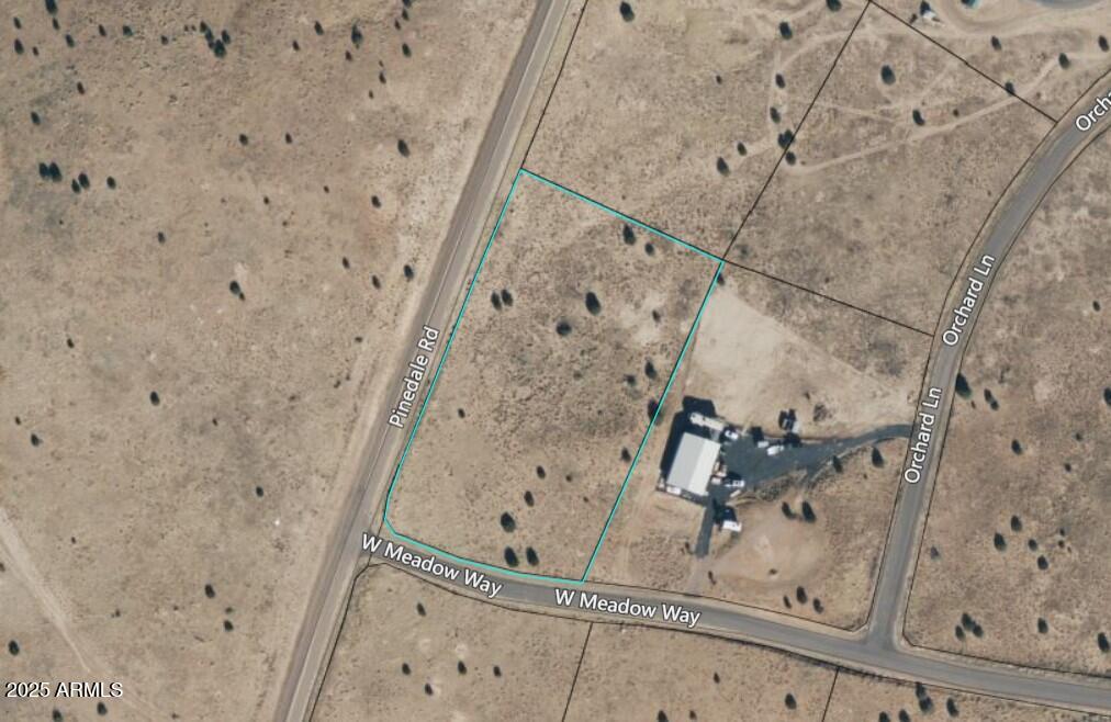 1150 South Meadow Way, Unit 149 Taylor, AZ 85939 - Photo 6 of 6 a bathroom with a bathtub