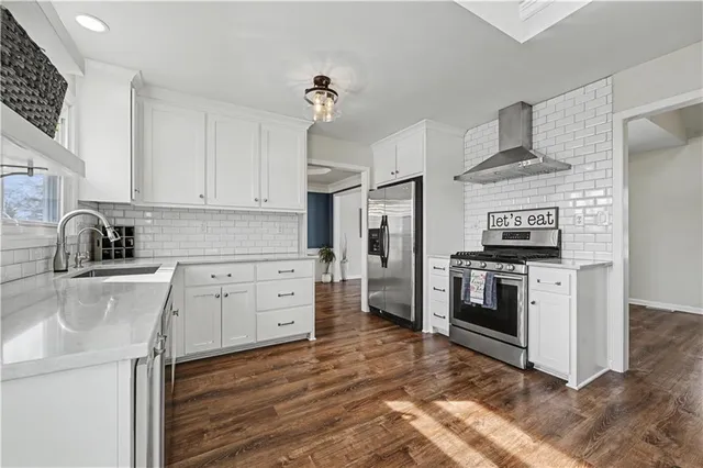 $375,000 | 6215 Northwest Pineridge Road, Parkville, MO 64152