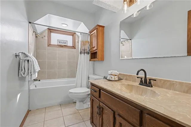 $375,000 | 6215 Northwest Pineridge Road, Parkville, MO 64152