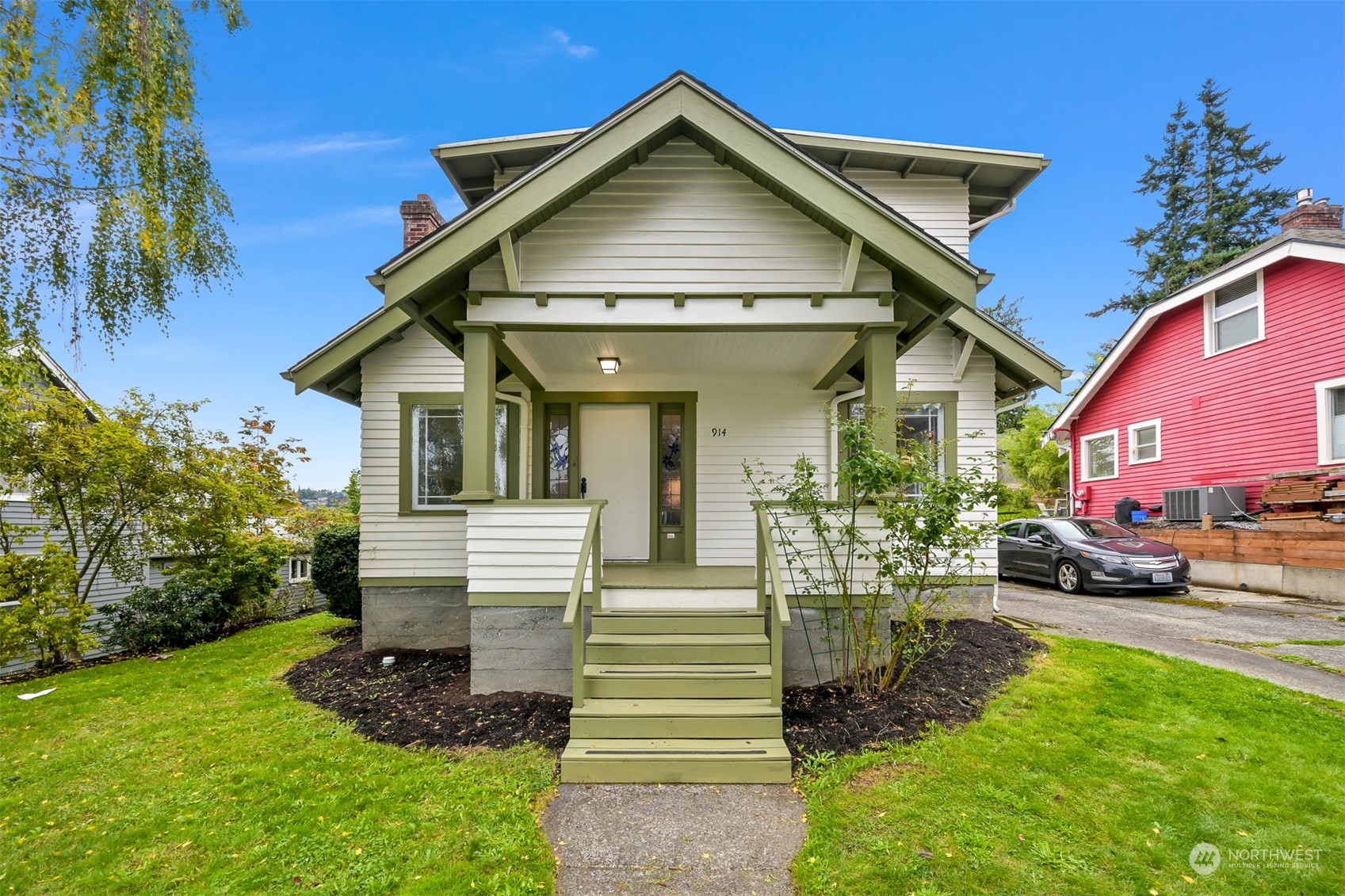 914 Mason Street Bellingham, WA 98225 - Photo 30 of 40 a front view of a house with garden