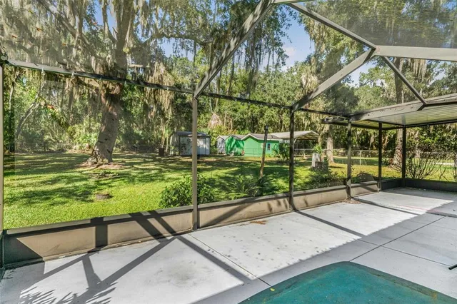 a view of a backyard