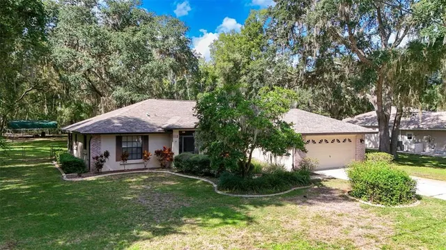 a view of a yard with a house