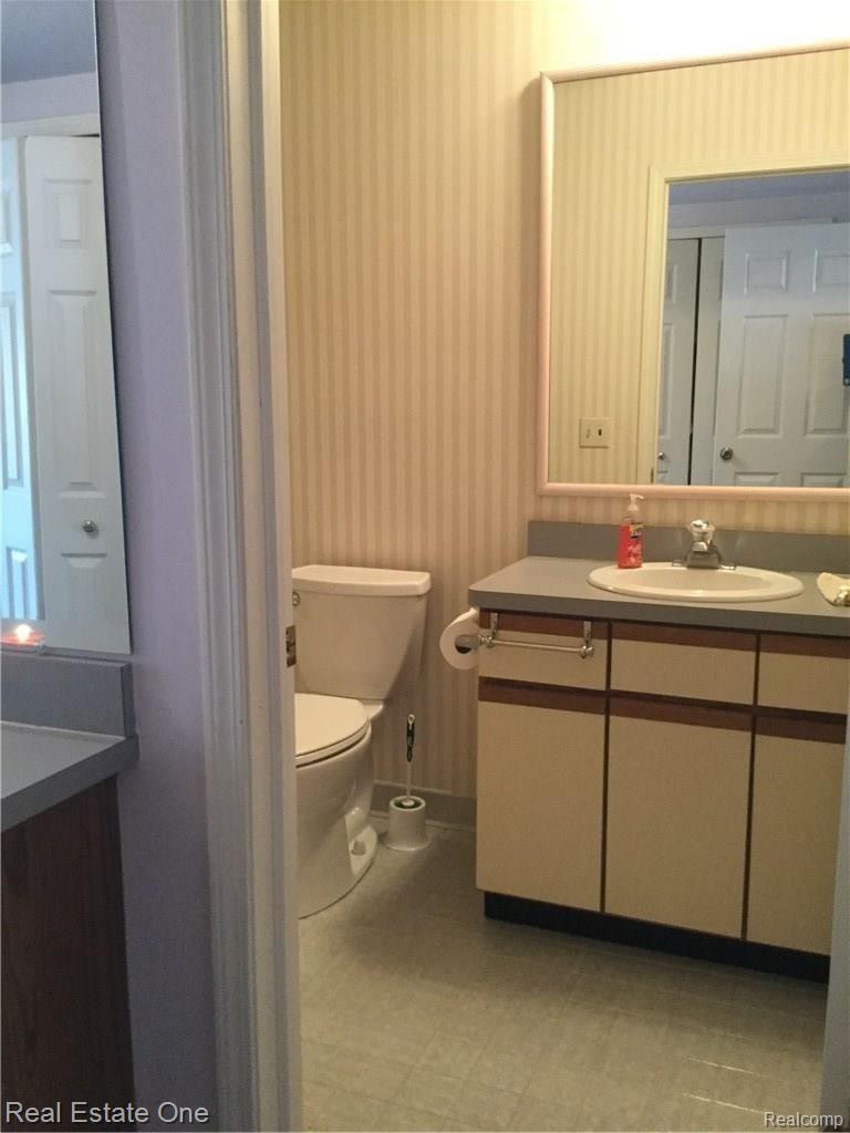 1675 Huntington Park, Unit 4 (D) Rochester, MI 48309 - Photo 17 of 37 MASTER BATHROOM