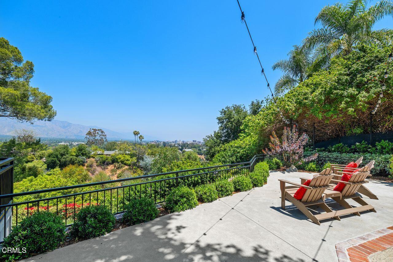 320 North San Rafael Avenue Pasadena, CA 91105 - Photo 40 of 58 a garden view with a seating space