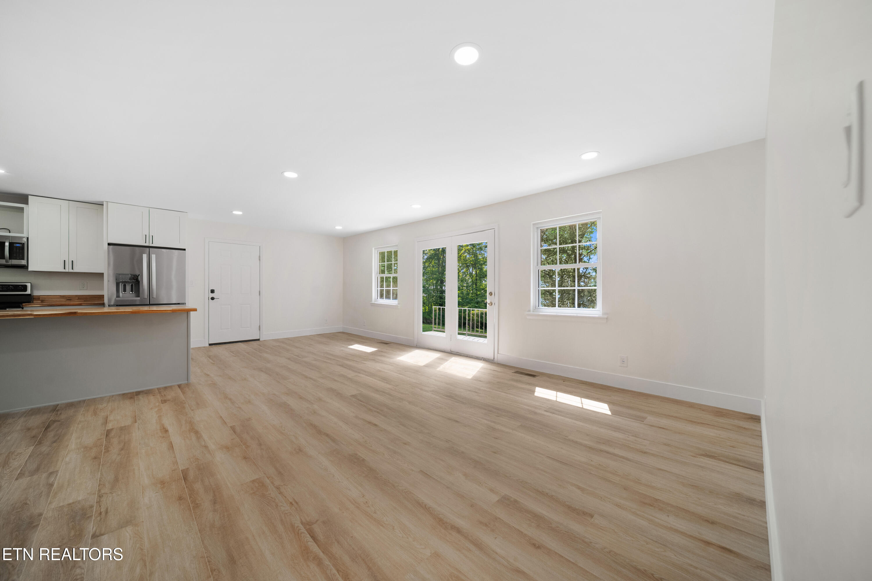 845 West Outer Drive Oak Ridge, TN 37830 - Photo 11 of 28 Living room