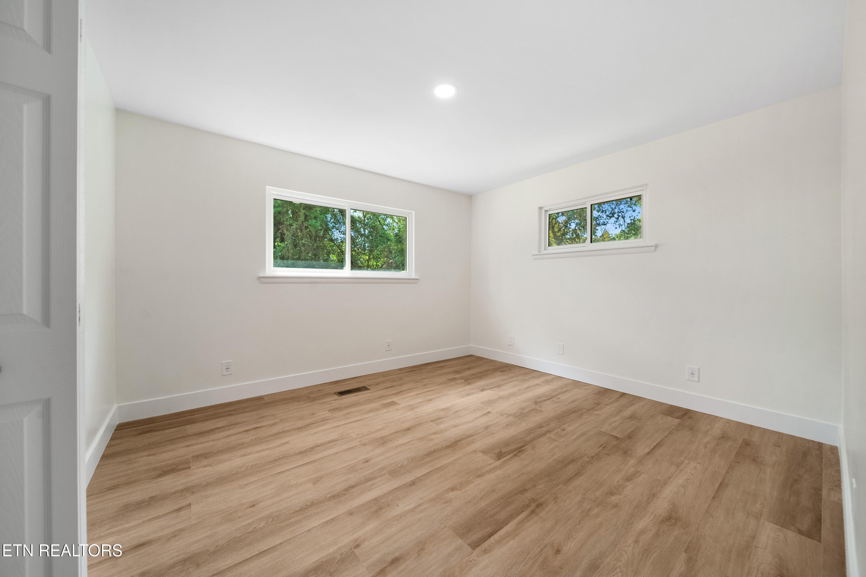 845 West Outer Drive Oak Ridge, TN 37830 - Photo 14 of 28 Primary bedroom
