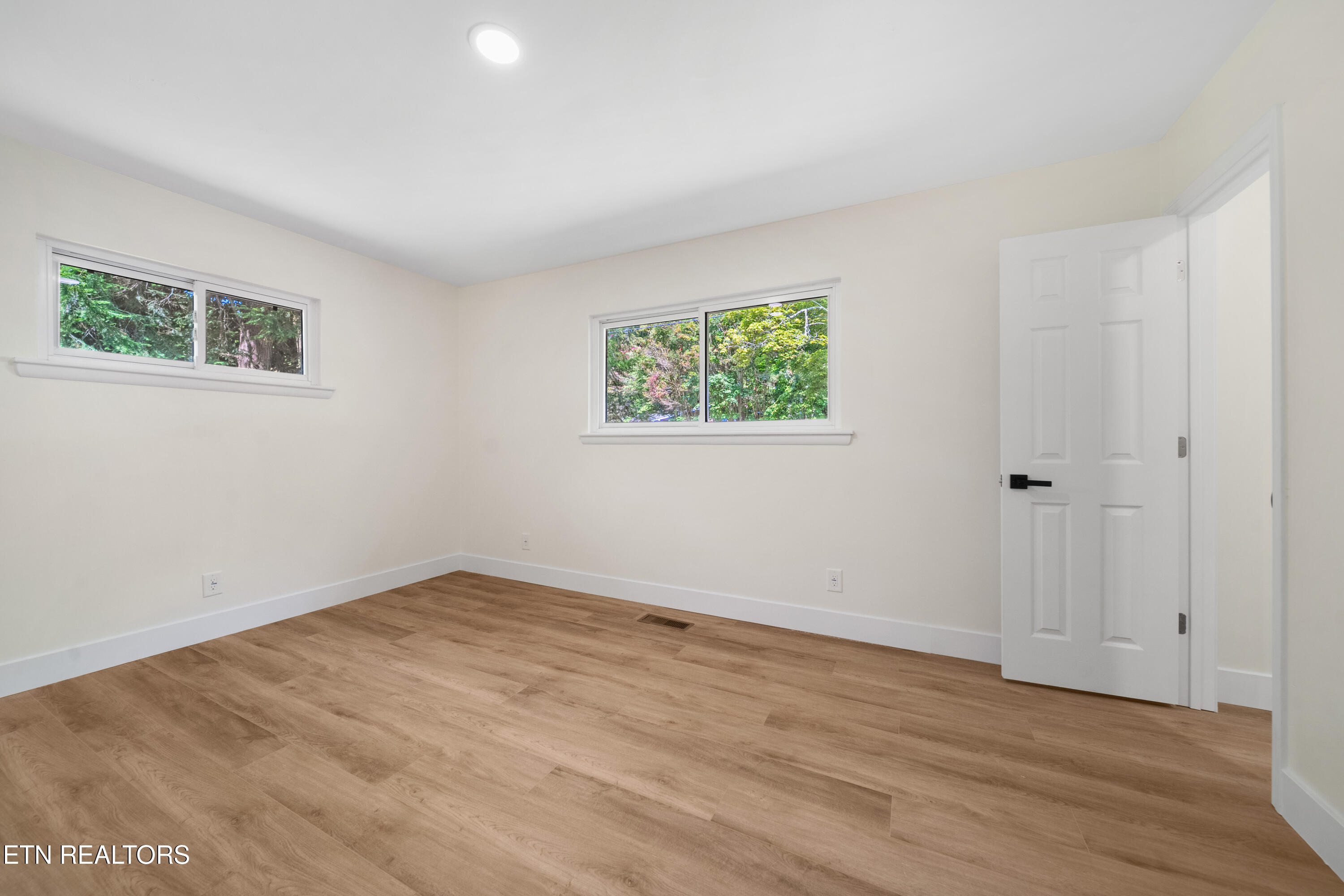 845 West Outer Drive Oak Ridge, TN 37830 - Photo 16 of 28 Primary ensuite bedroom