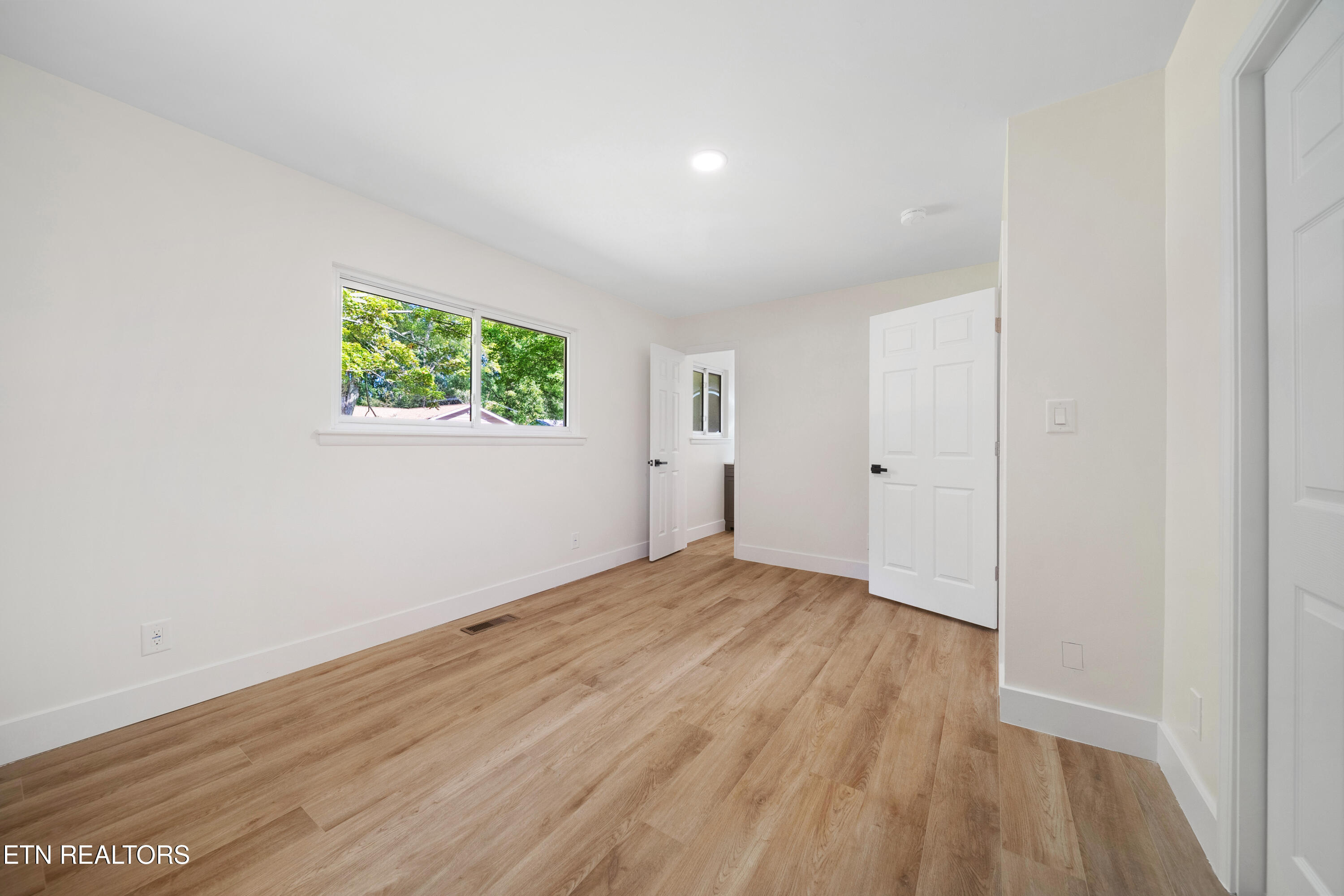 845 West Outer Drive Oak Ridge, TN 37830 - Photo 17 of 28 Primary bedroom