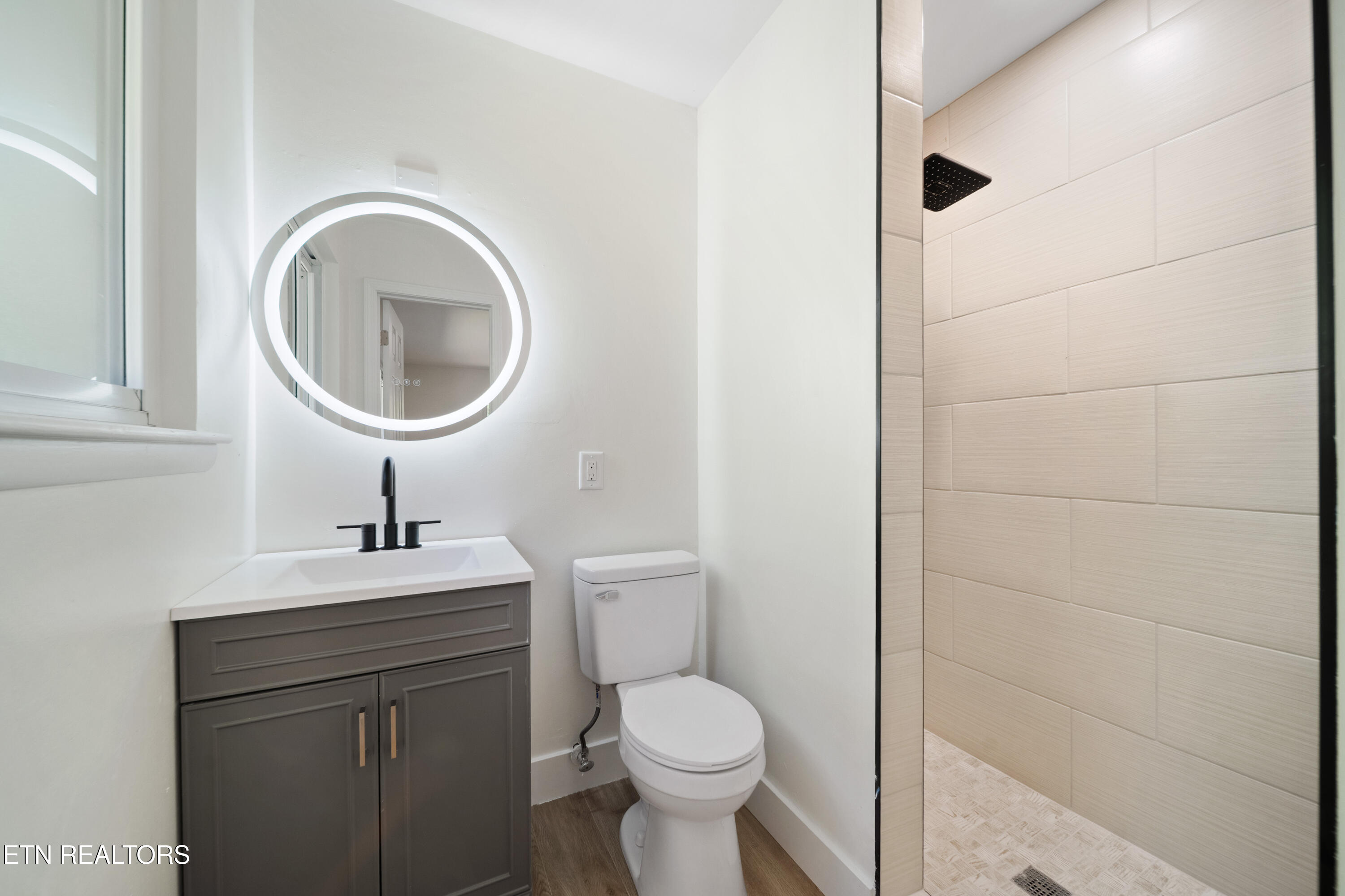 845 West Outer Drive Oak Ridge, TN 37830 - Photo 18 of 28 Primary bathroom