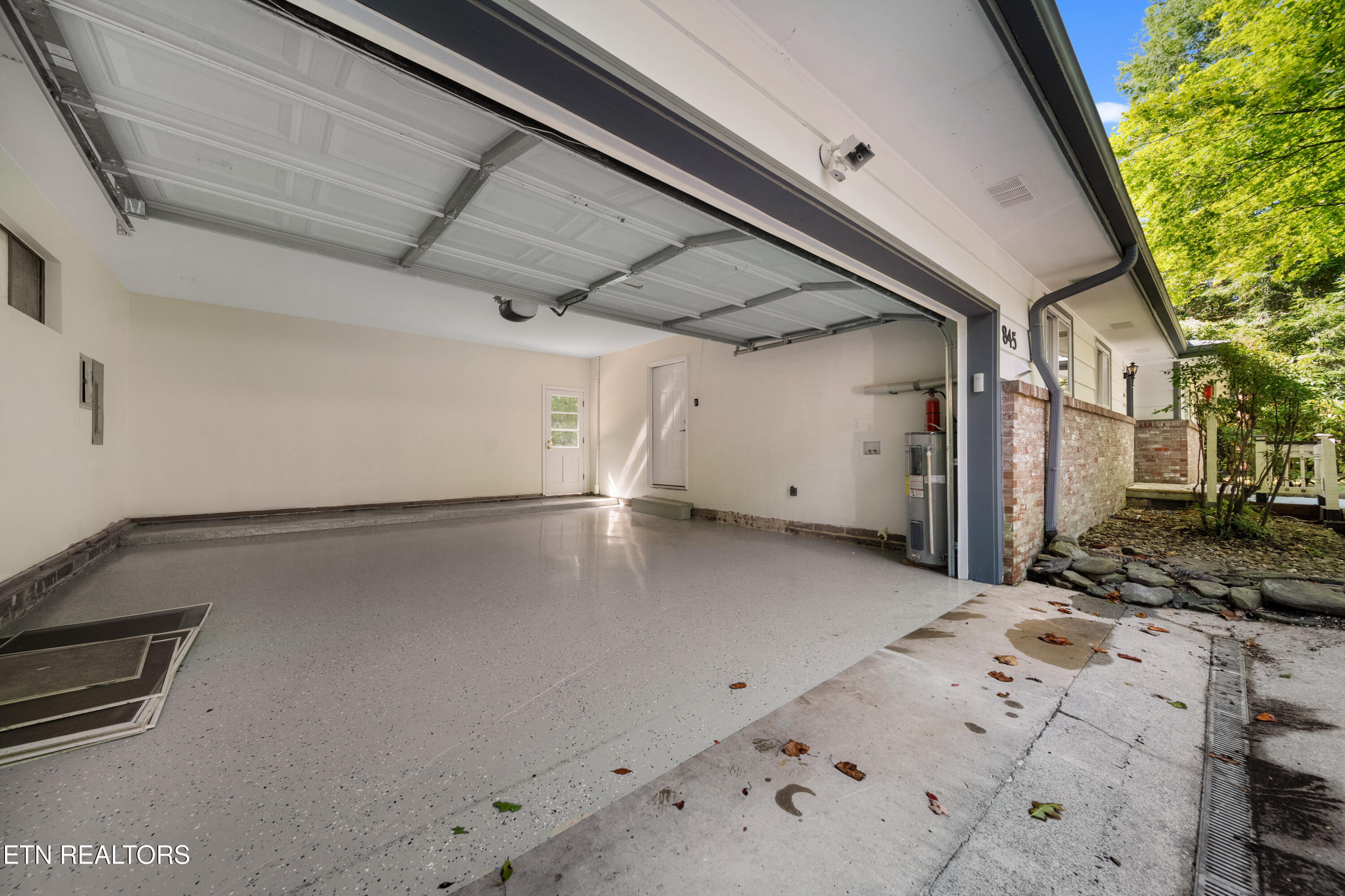 845 West Outer Drive Oak Ridge, TN 37830 - Photo 23 of 28 2 car garage